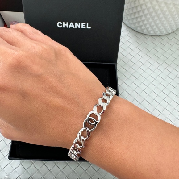 Chanel 22A Metal Silver Tone Chain Cuban Link CC Logo Cuff Bangle Bracelet S - Picture 9 of 11